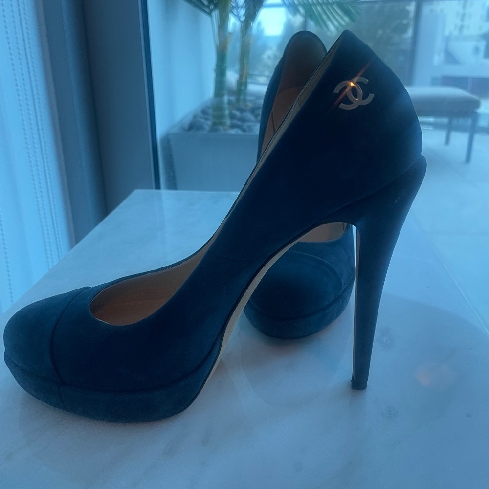 Chanel Blue Suede Pumps size 40